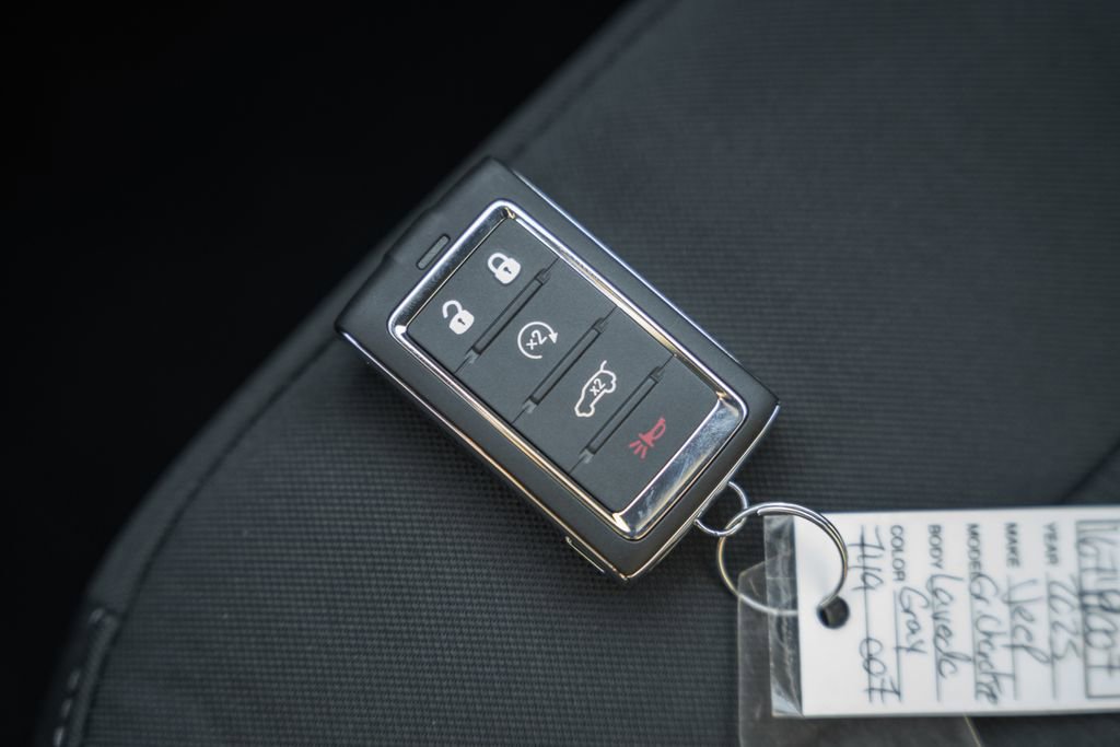 New 2025 Jeep Grand Cherokee Laredo X w/ Luxury Tech Group I image 38