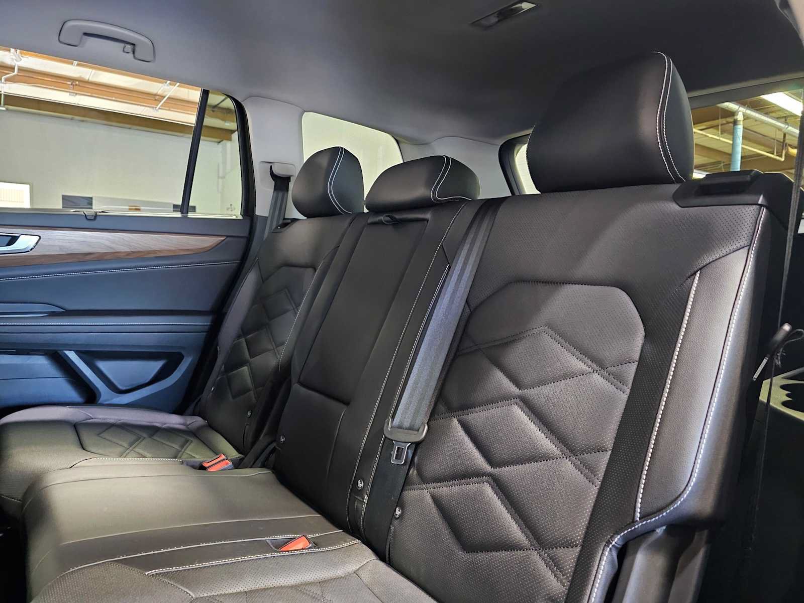 Used 2025 Volkswagen Atlas SE AWD/4WD image 18