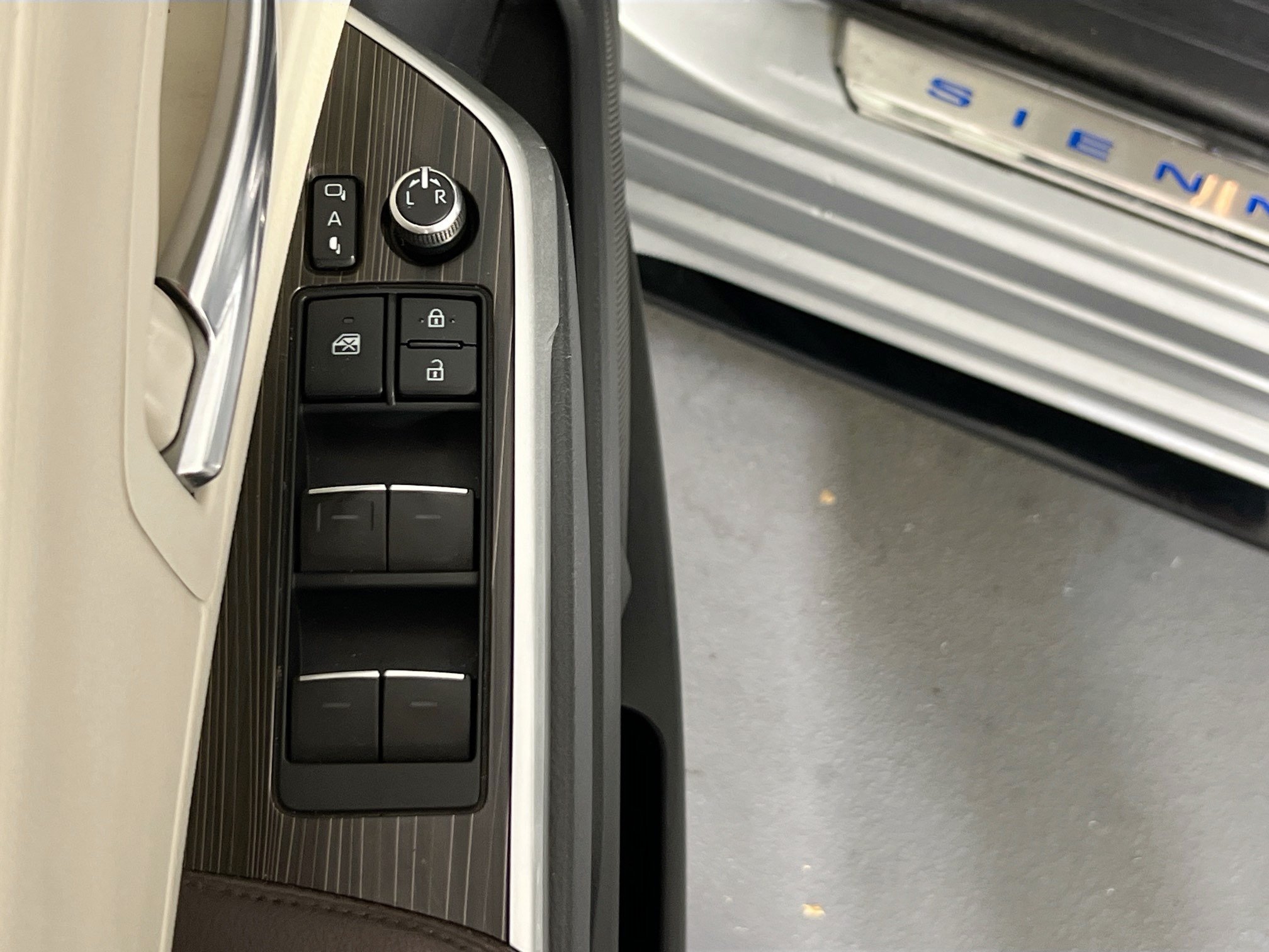 Used 2021 Toyota Sienna Platinum AWD/4WD image 18
