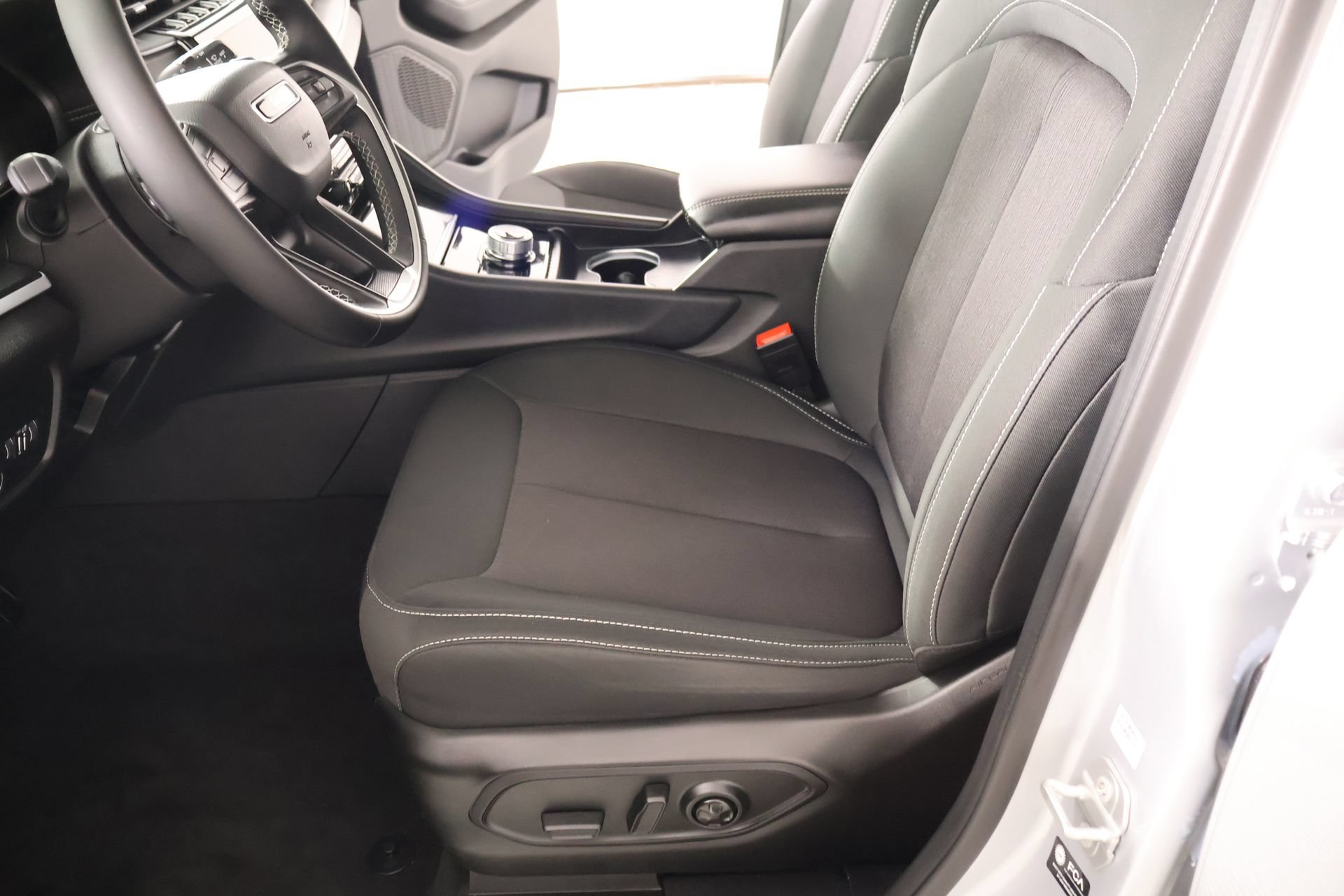 Used 2025 Jeep Grand Cherokee Laredo X RWD image 10