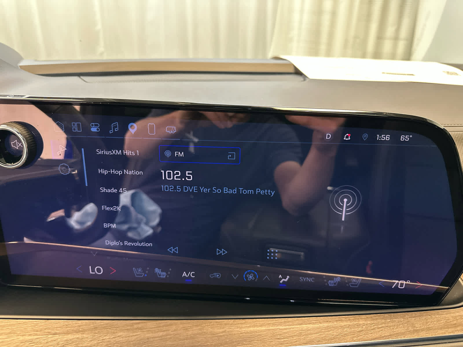 Used 2025 Chevrolet Suburban High Country image 17