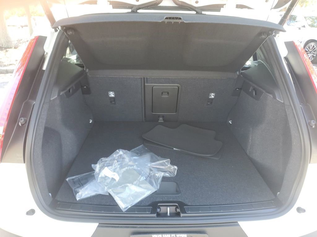 New 2026 Volvo XC40 B4 Core image 4
