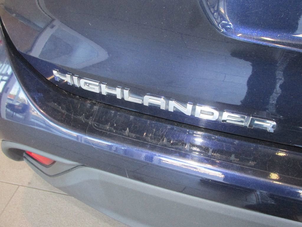 Used 2022 Toyota Highlander XLE image 11