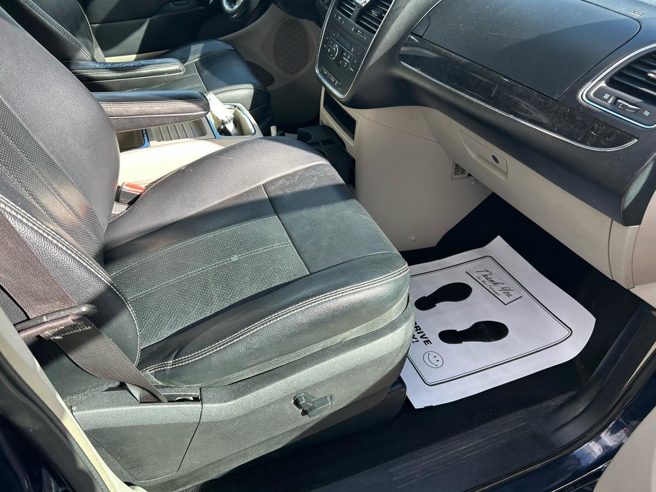 Used 2015 Chrysler Town & Country Touring-L w/ Driver Convenience Group image 12