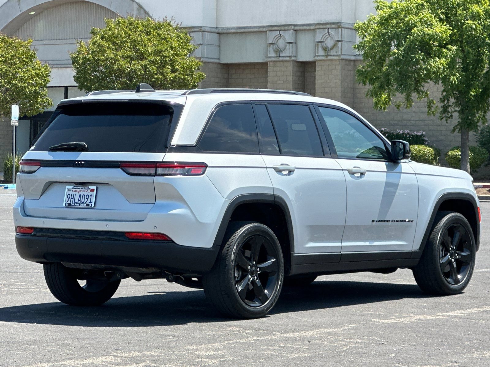 Used 2023 Jeep Grand Cherokee Altitude RWD image 4