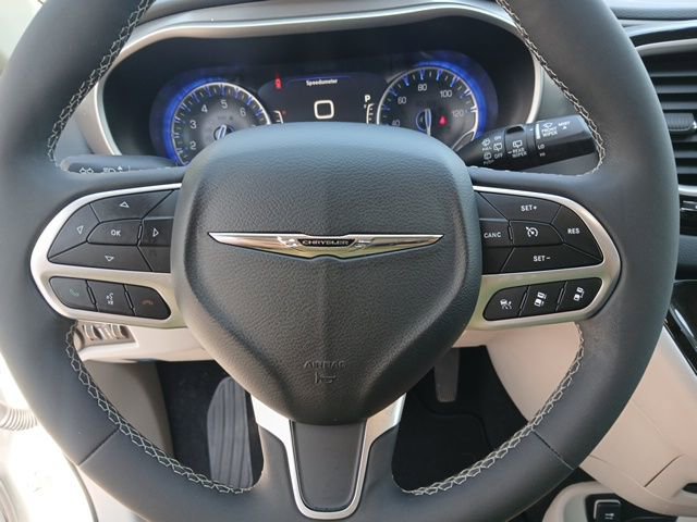Used 2024 Chrysler Pacifica Touring-L image 41