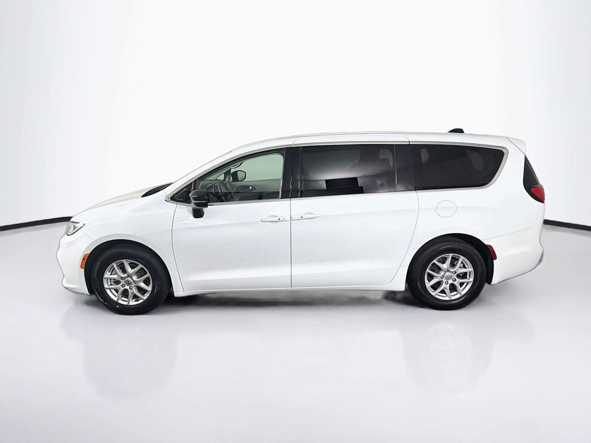 Used 2024 Chrysler Pacifica Touring-L FWD image 4
