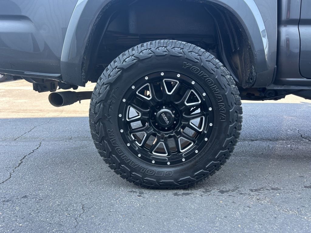 Used 2017 Toyota Tacoma Limited image 9