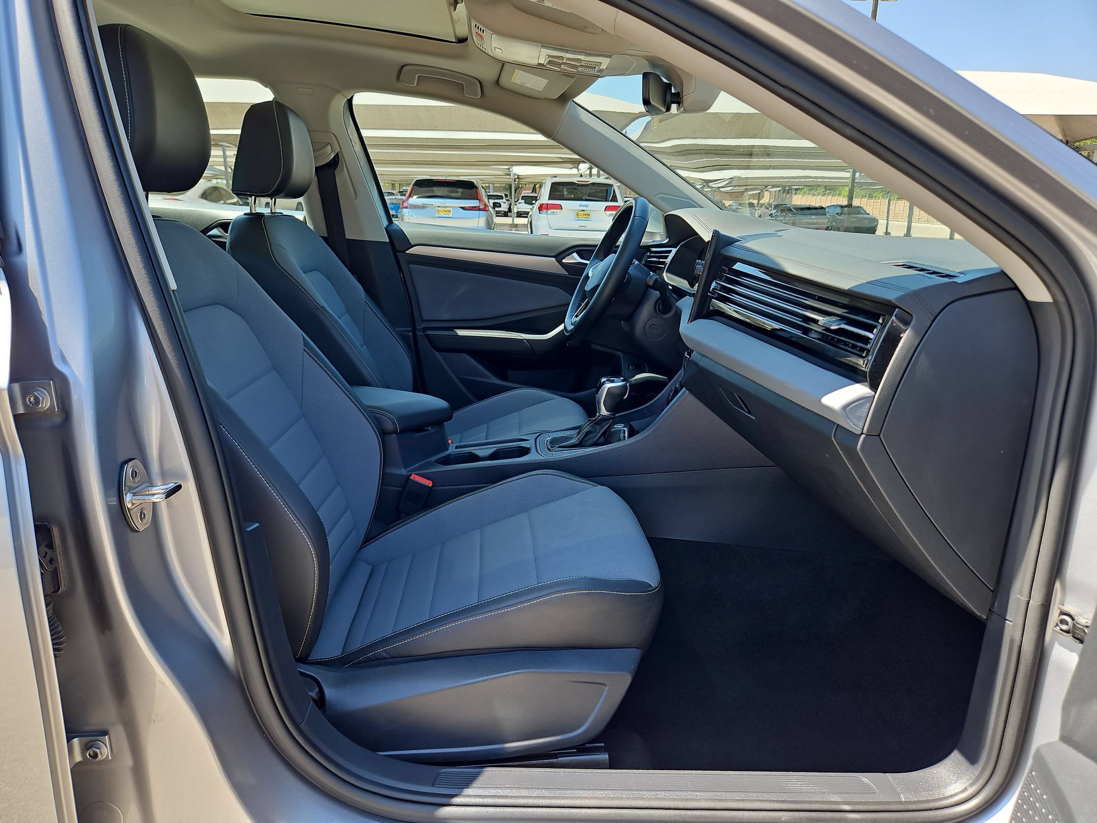 Used 2025 Volkswagen Jetta SE FWD image 27