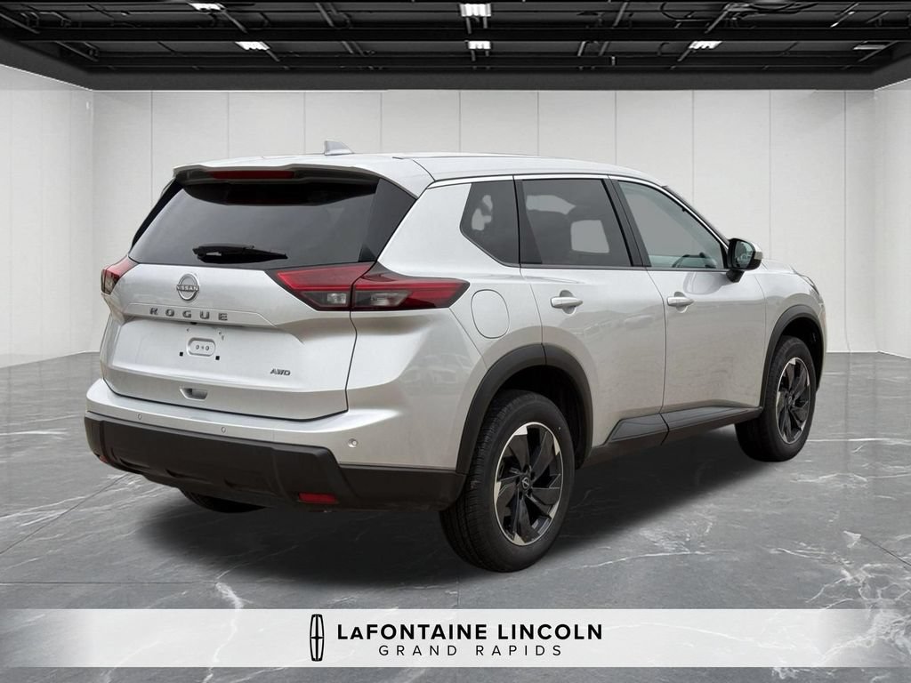 Used 2025 Nissan Rogue SV AWD/4WD image 5