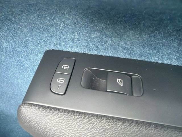 Used 2023 Volvo XC40 Recharge Plus image 32