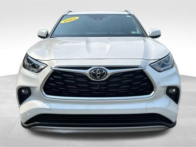 Certified 2025 Toyota Highlander Platinum AWD/4WD image 8