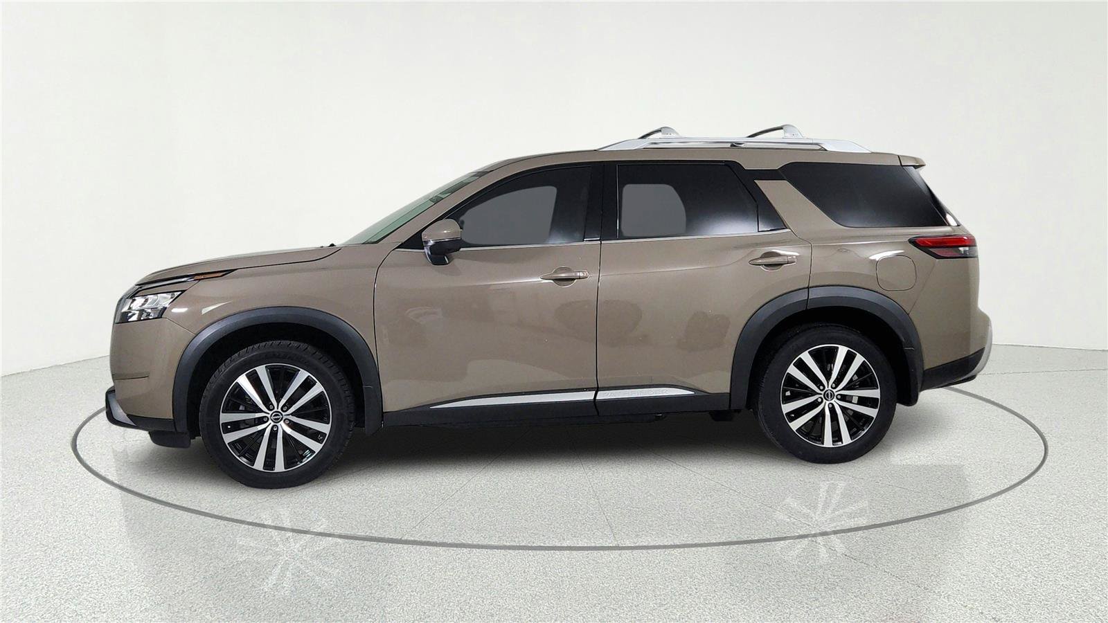 Used 2023 Nissan Pathfinder Platinum w/ Cargo Package FWD image 3