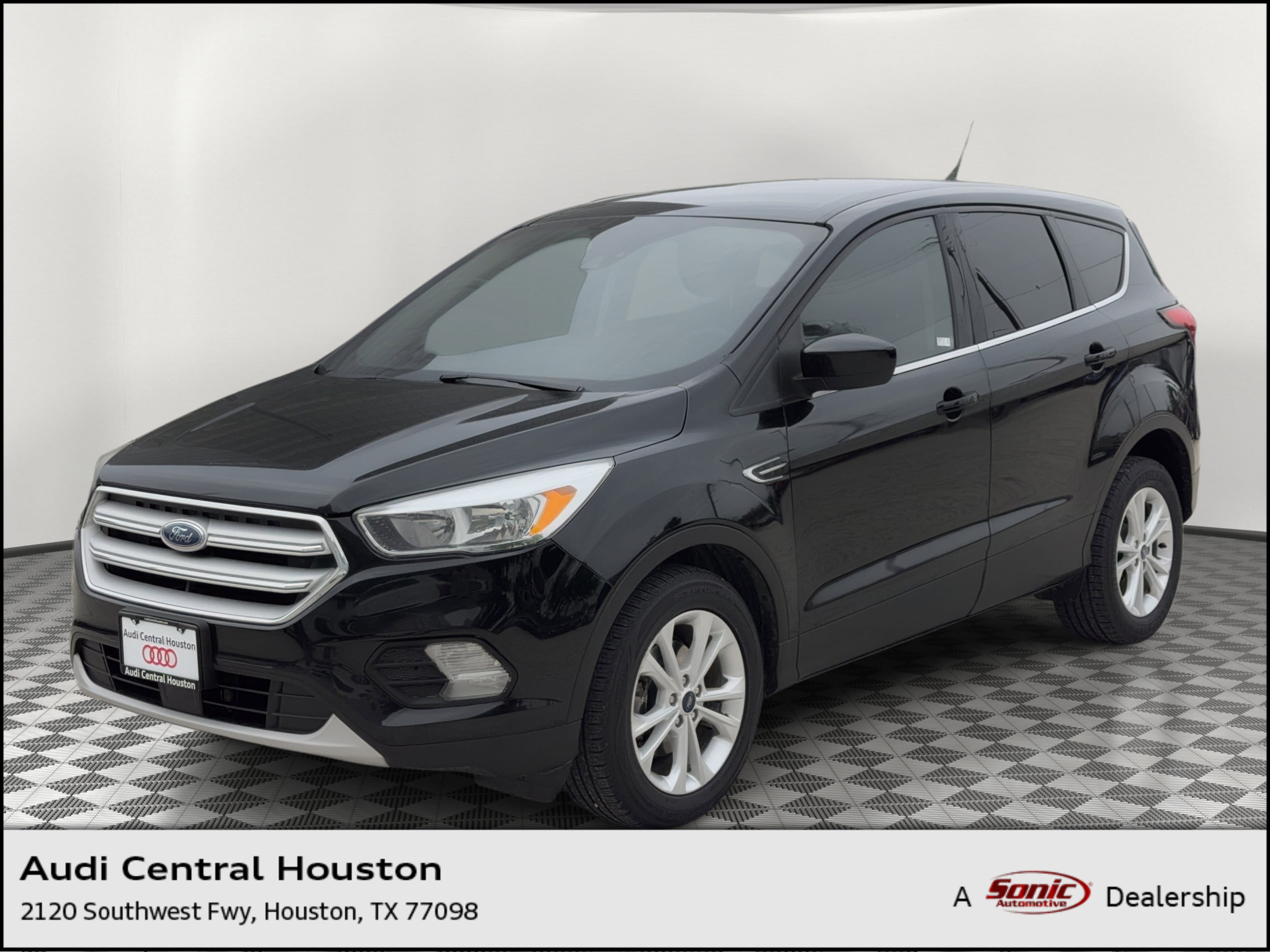 Used 2019 Ford Escape SE FWD image 1