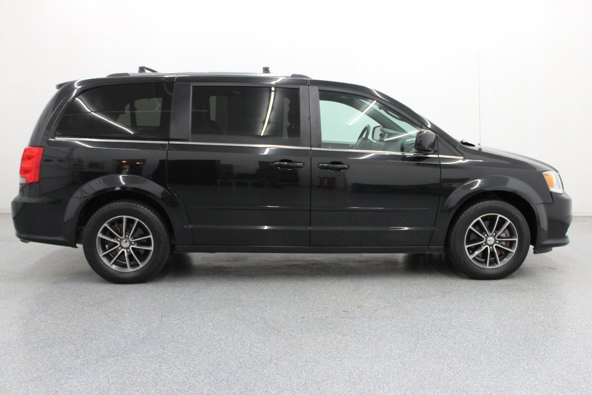 Used 2016 Dodge Grand Caravan SXT FWD image 2