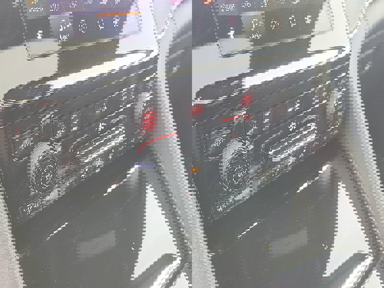 Used 2025 Jeep Grand Cherokee Laredo X w/ Luxury Tech Group I image 17