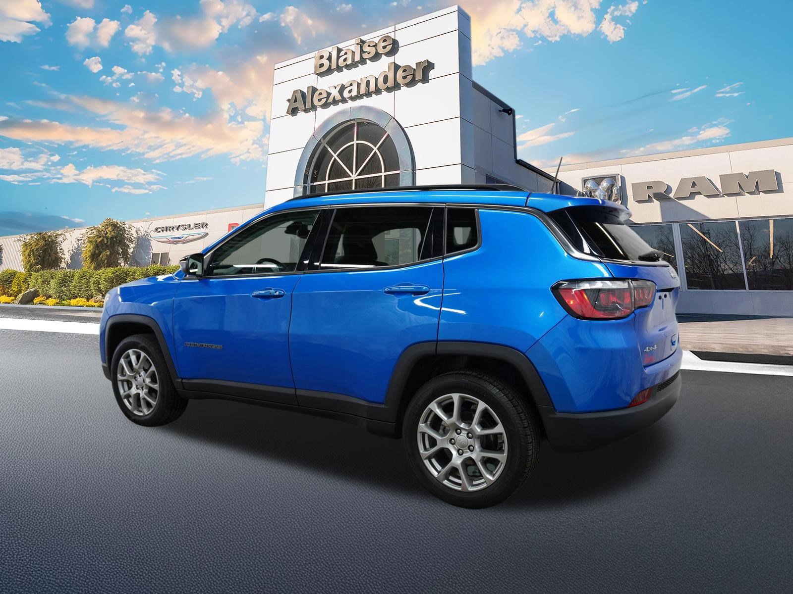 Used 2022 Jeep Compass Latitude w/ Sun and Sound Group AWD/4WD image 9