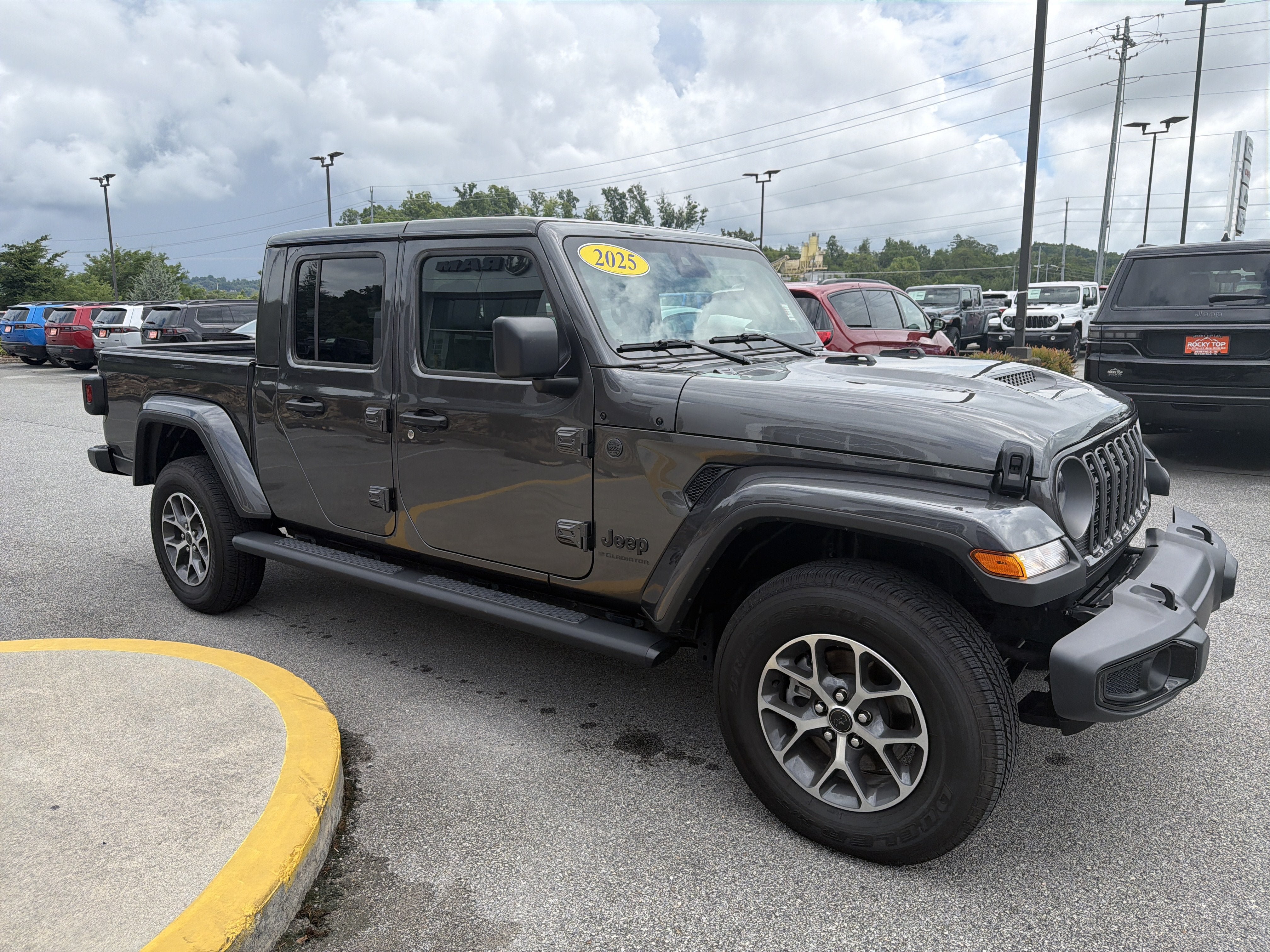Used 2025 Jeep Gladiator Sport AWD/4WD image 6