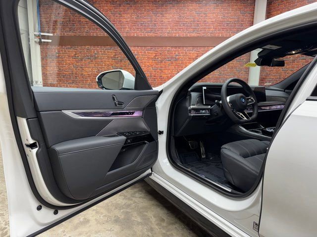 Used 2025 BMW i7 xDrive60 image 9