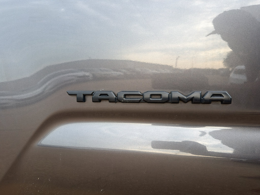 Used 2016 Toyota Tacoma SR5 w/ SR5 Appearance Package (SN) AWD/4WD image 14
