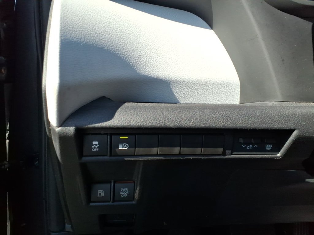 Used 2025 Toyota Sienna XLE FWD image 19