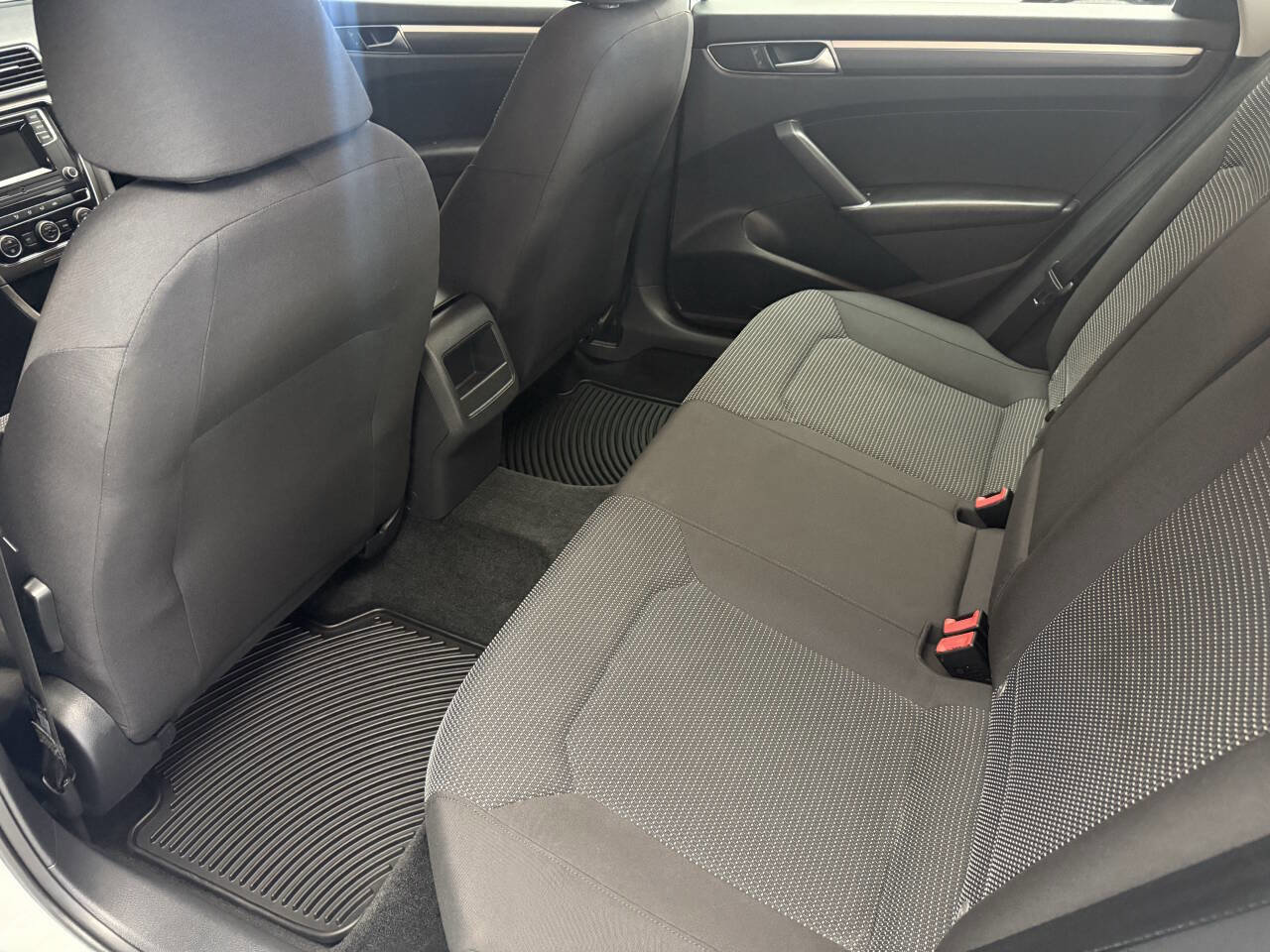 Used 2016 Volkswagen Passat 1.8T R-Line image 18