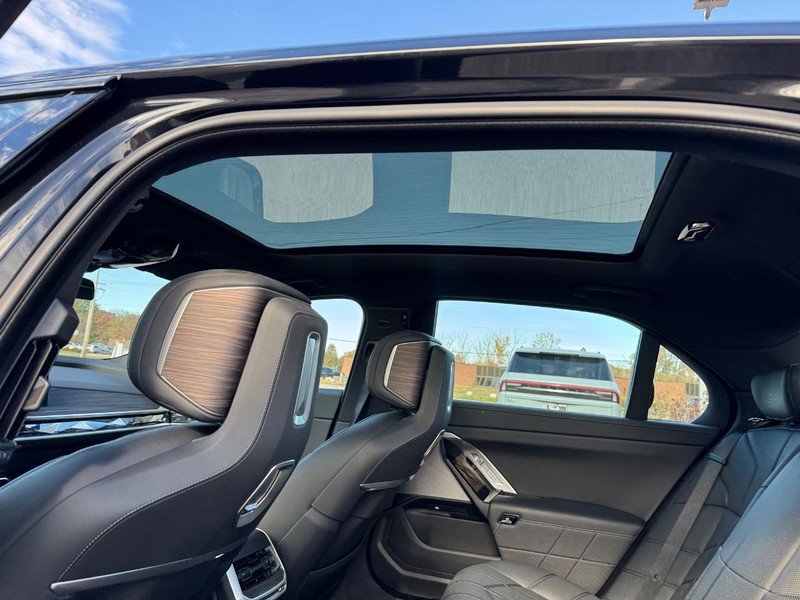 Used 2023 BMW 760i xDrive image 11