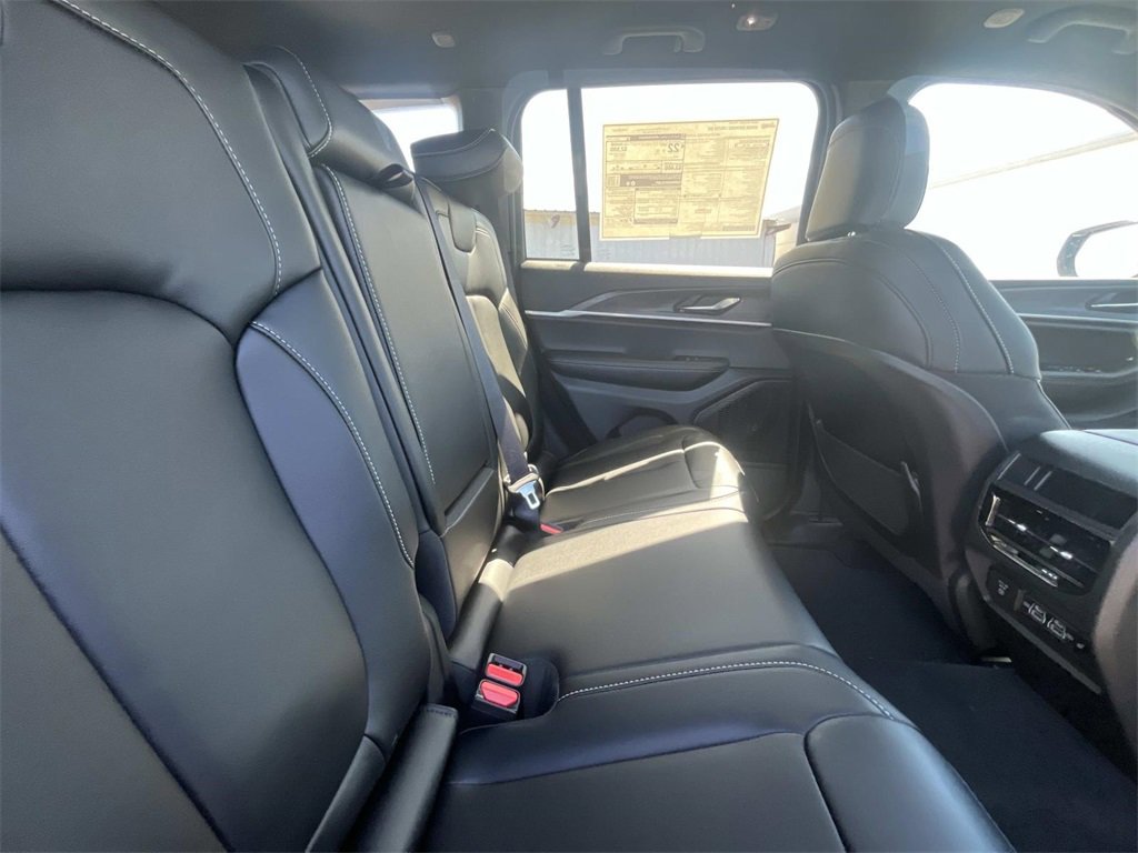 New 2025 Jeep Grand Cherokee Limited w/ Black Appearance Package image 14