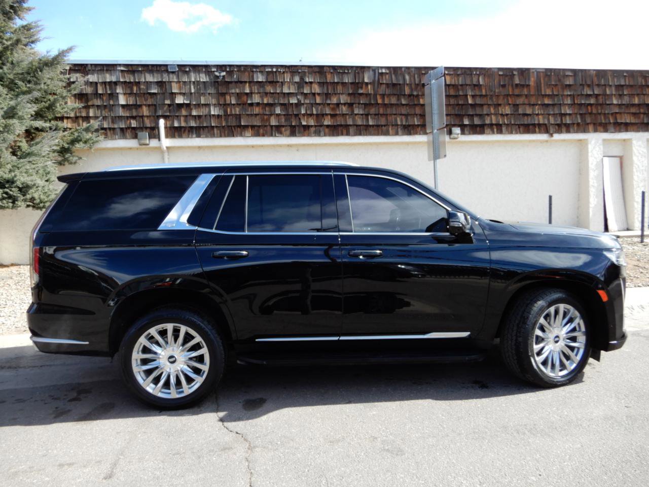 Used 2022 Cadillac Escalade Premium Luxury image 4