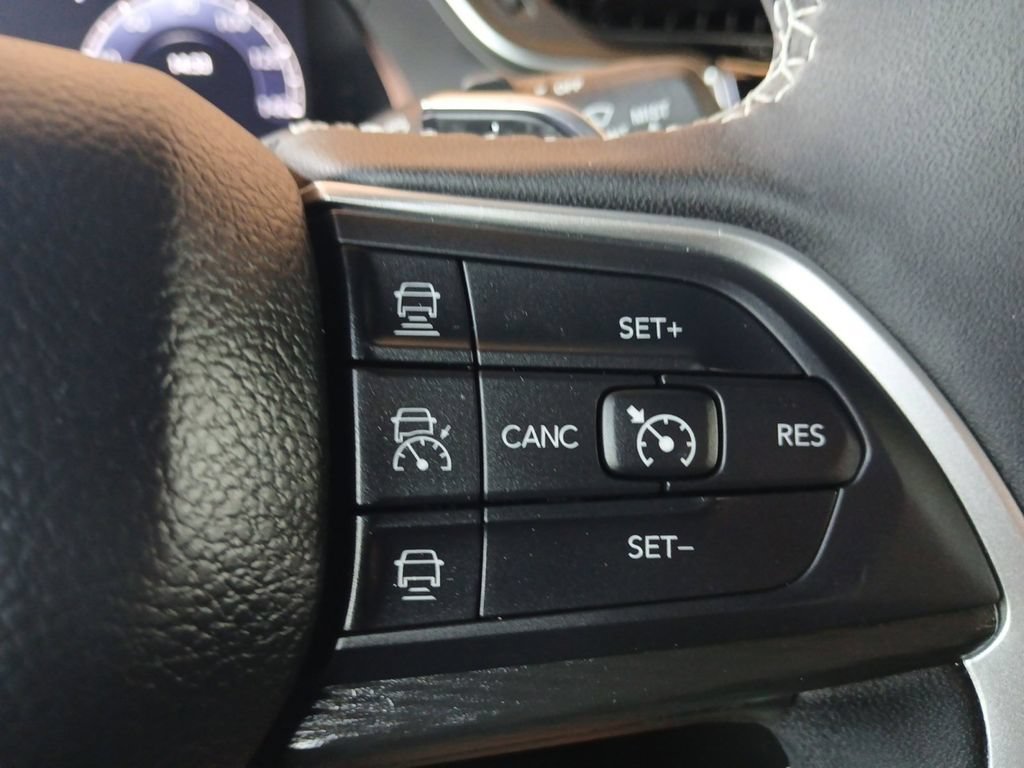 Used 2025 Jeep Grand Cherokee Altitude AWD/4WD image 33