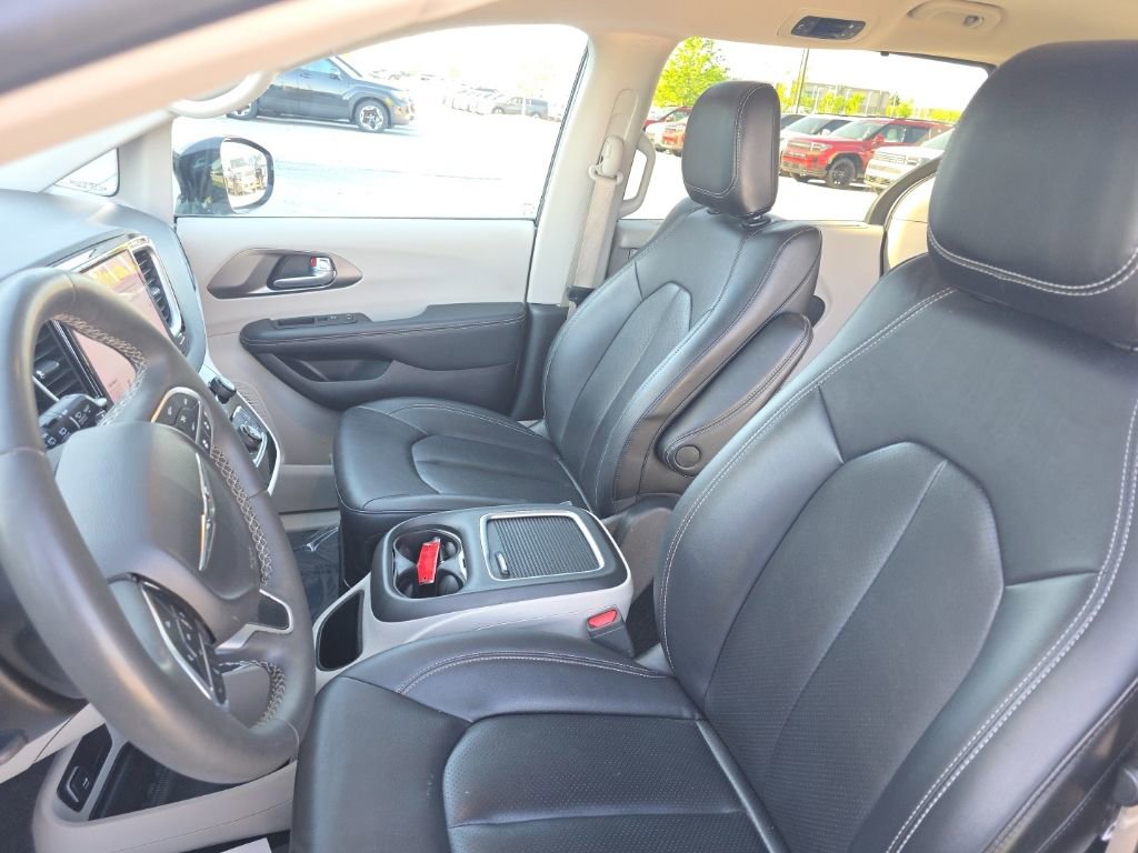 Used 2024 Chrysler Pacifica Touring-L FWD image 18