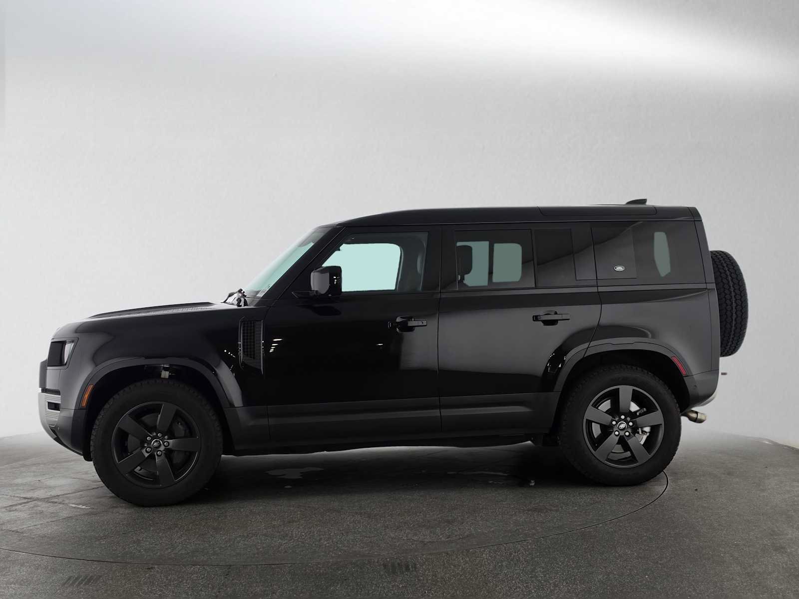 Used 2024 Land Rover Defender 110 SE AWD/4WD image 2