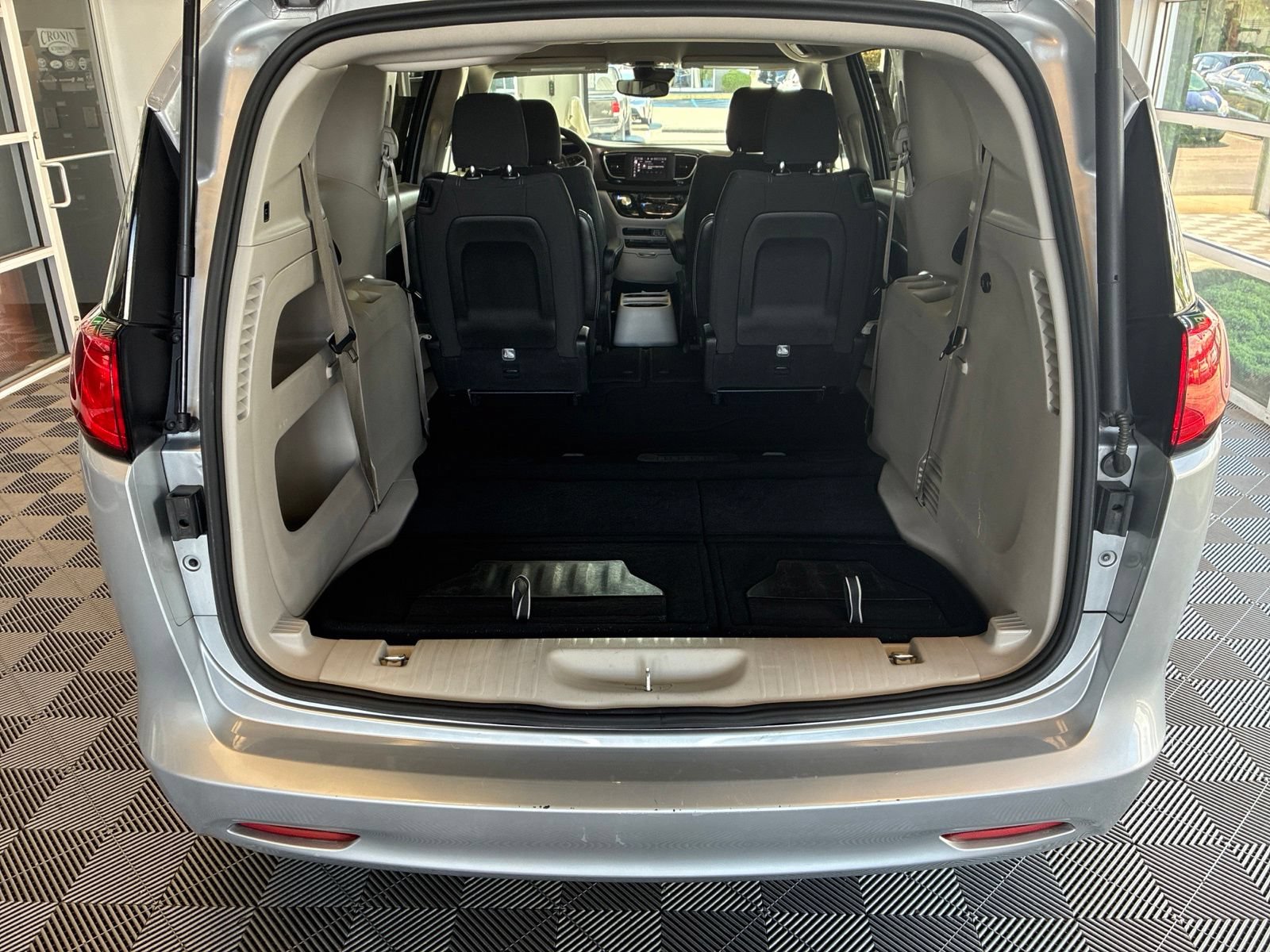 Used 2023 Chrysler Voyager LX FWD image 12