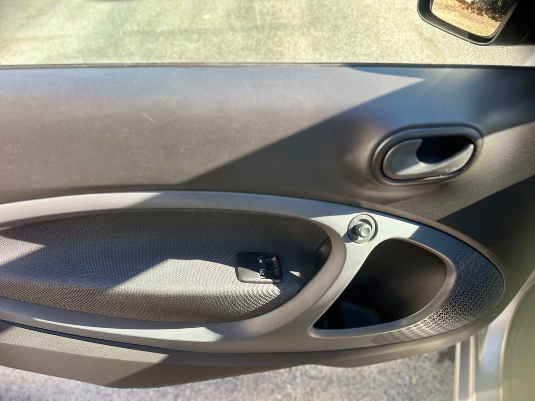 Used 2016 smart fortwo pure image 15