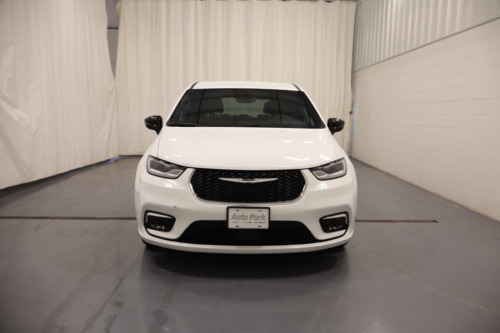 Used 2025 Chrysler Pacifica Select image 4