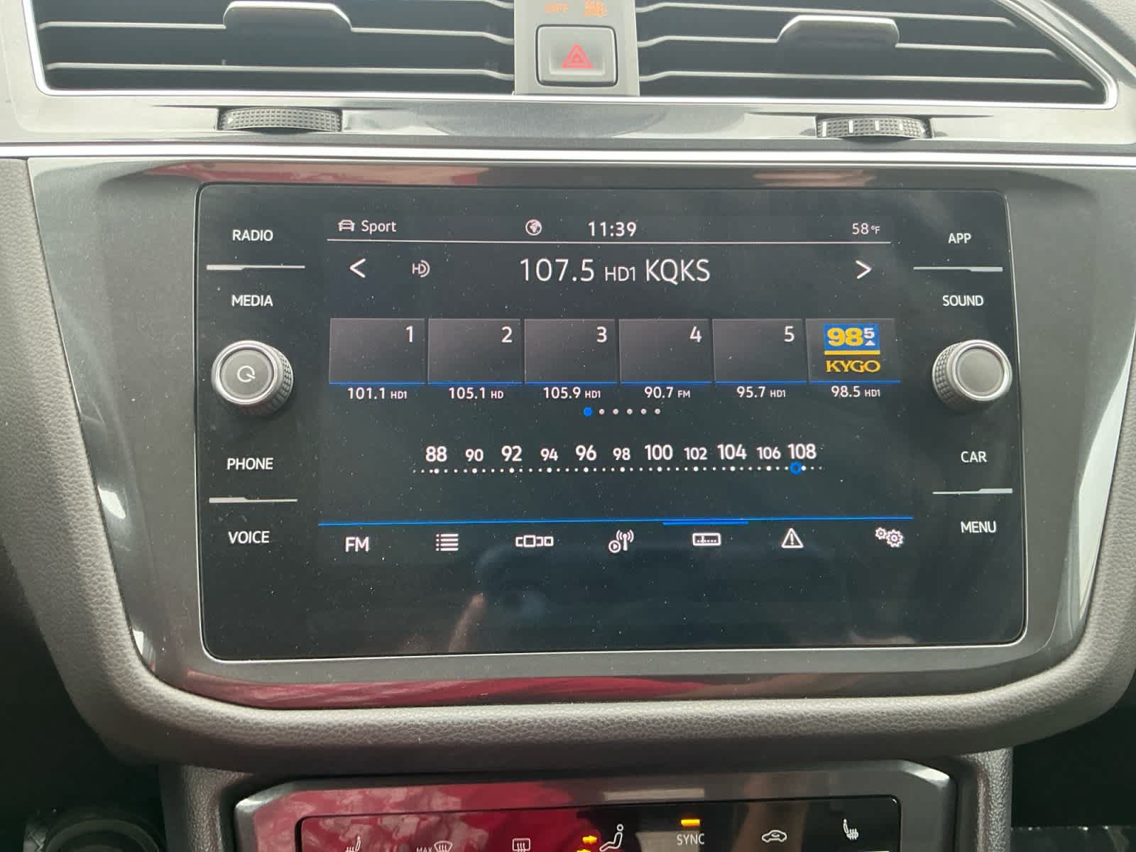 Used 2024 Volkswagen Tiguan SE w/ Panoramic Sunroof Package AWD/4WD image 19