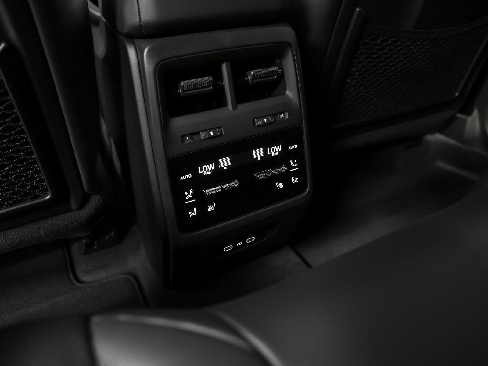 Certified 2025 Porsche Macan 4S Electric AWD/4WD image 38