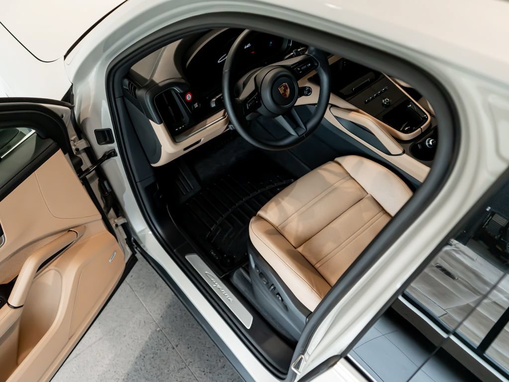 Certified 2025 Porsche Cayenne AWD/4WD image 4