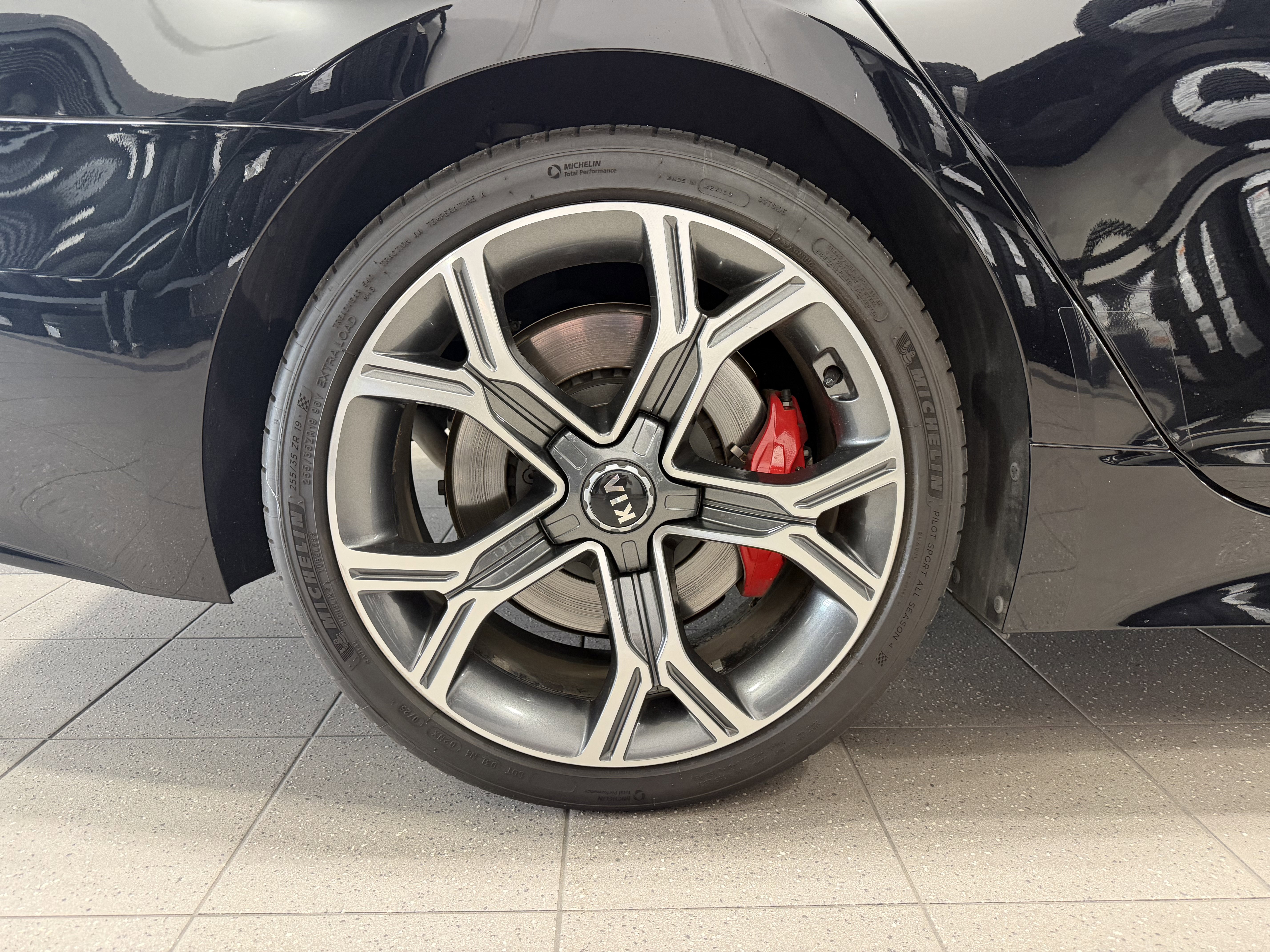 Used 2018 Kia Stinger GT1 RWD image 9