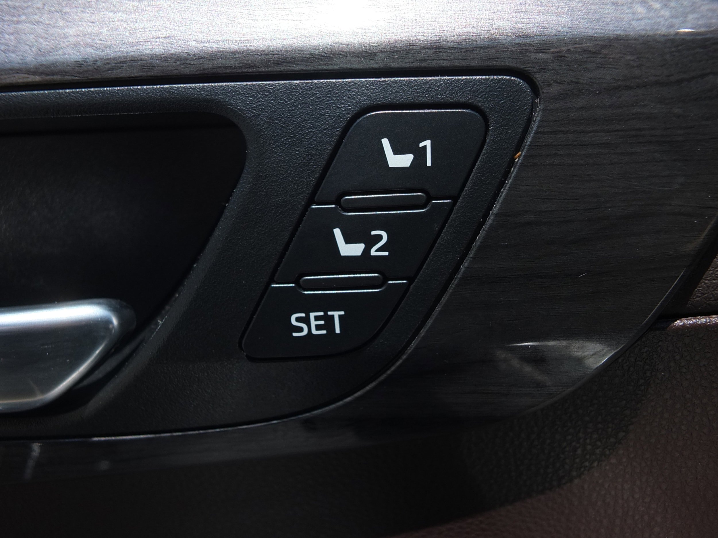 Used 2020 Toyota Highlander Limited FWD image 21