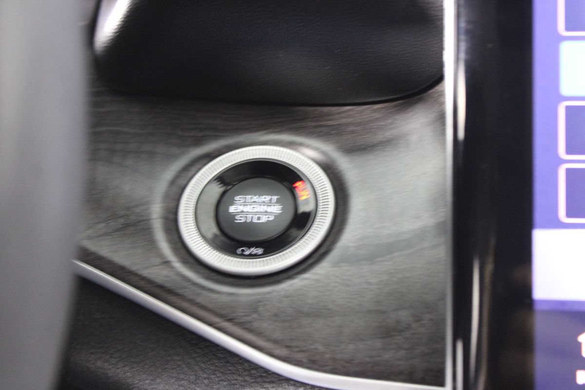 Used 2023 Jeep Grand Cherokee Limited AWD/4WD image 17