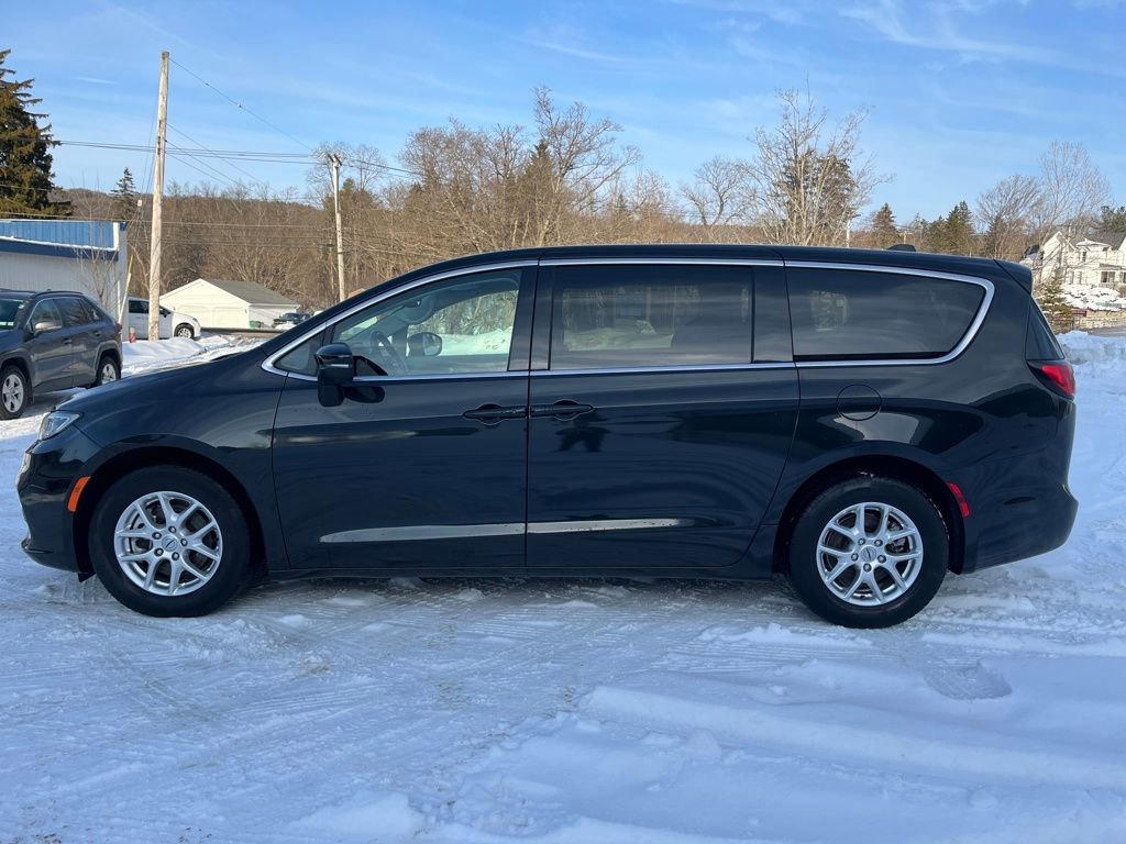 Used 2023 Chrysler Pacifica Touring-L image 10