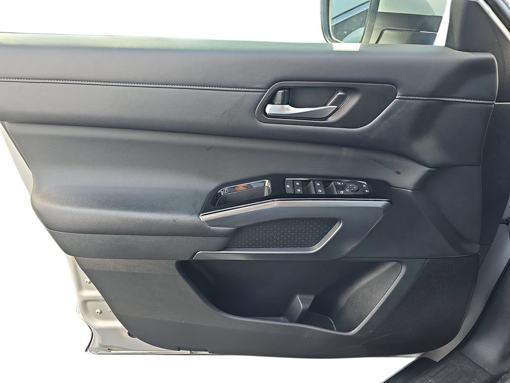 Used 2023 Nissan Pathfinder SL w/ Black Appearance Package FWD image 26