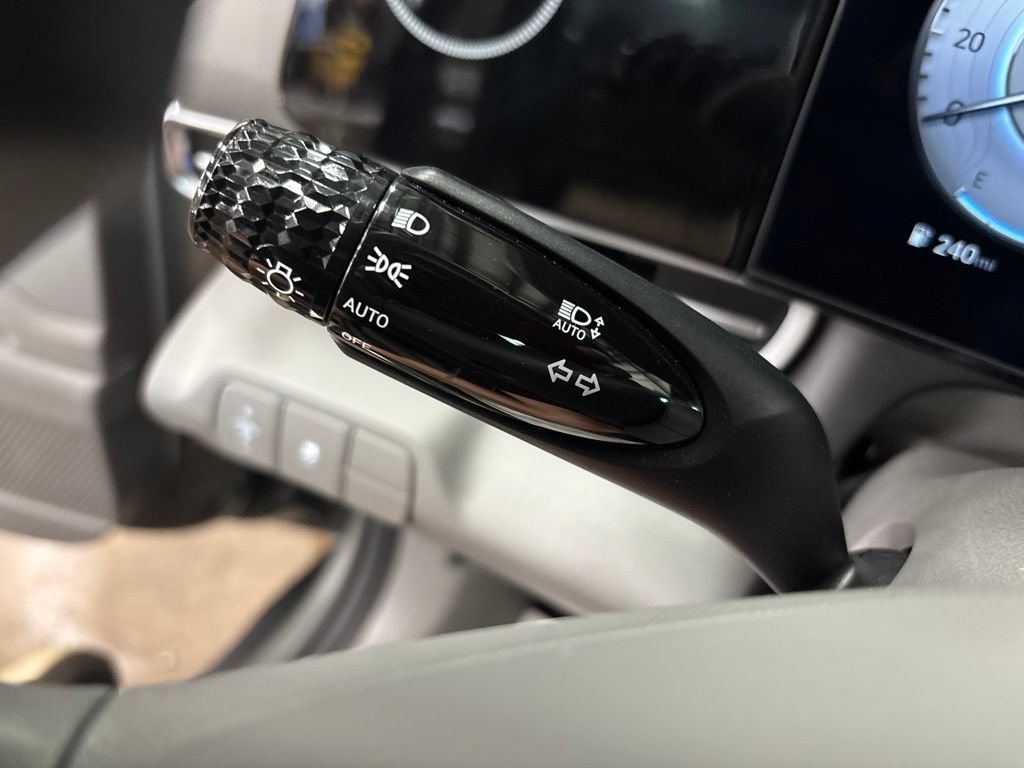Used 2024 Hyundai Elantra SEL FWD image 25