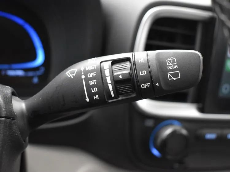 Used 2025 Hyundai Venue SEL image 26