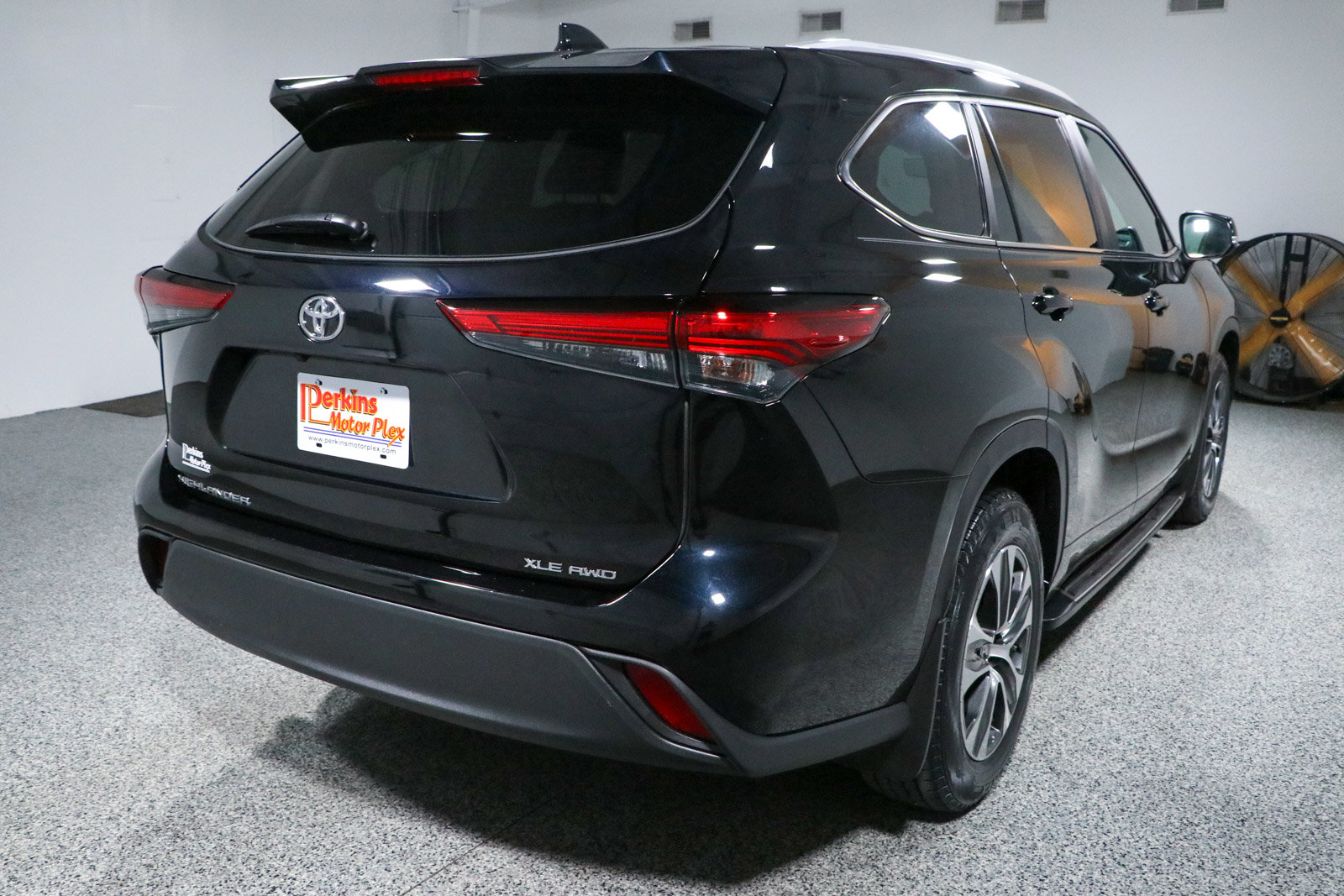 Used 2023 Toyota Highlander XLE AWD/4WD image 7
