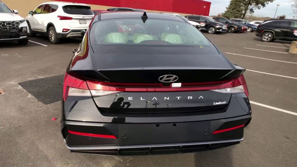 New 2025 Hyundai Elantra Limited image 8