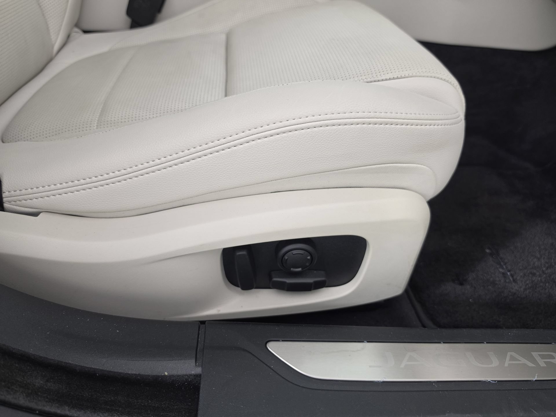 Used 2024 Jaguar XF R-Dynamic SE AWD/4WD image 48