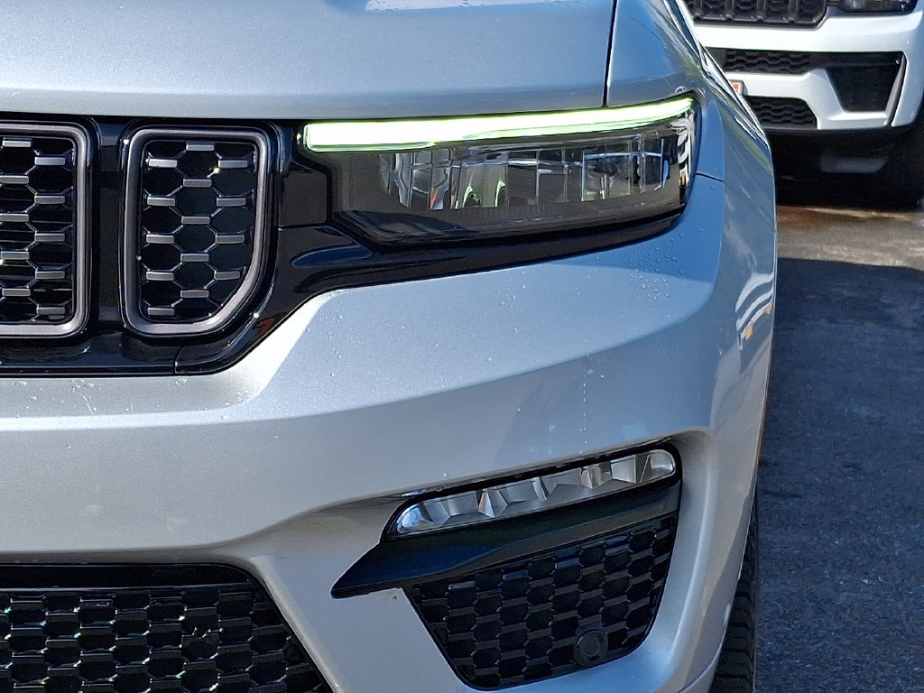 Certified 2025 Jeep Grand Cherokee Summit AWD/4WD image 9