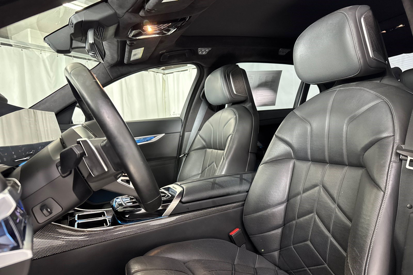 Used 2023 BMW i7 xDrive60 AWD/4WD image 25